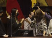Guadalupe Llori es la nueva presidenta de la Asamblea. Pierina Correa la felicita.
