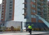 Varios agentes policiales se observan al exterior del edificio donde se produjo el incidente.