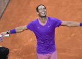 Rafael Nadal festeja luego de vencer a Novak Djokovic en Roma.
