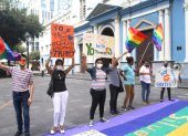 Miembros de la comunidad LGBTI en un plantón en el centro de Guayaquil.