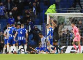 Dan Burn (centro) de Brighton celebra después de anotar el tercer gol del equipo ante el campeón de Inglaterra