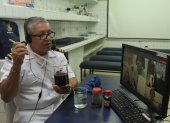 Gustavo Jaramillo, profesor de la Academia Naval Visión, imparte sus clases en un laboratorio del plantel, al que no ha dejado de ir, porque en su casa no tiene internet para afrontar la virtualidad.