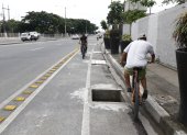 CICLOVIA EN LAS CALLES 10 DE AGOSTO QUE LA GENTE SE PARQUEA Y DICHO CARRIL ES USADO TAMBIEN POR MOTOS Y EN LA AVENIDA BARCELONA SE OBSERVA QUE FALTA CONCLUIR LOS TRABAJOS EN LA CICLOVIA/JIMMY NEGRETE/GUAYAQUIL-ECUADOR