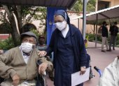 Vacunas. Sor Cecilia Vargas, directora del centro gerontológico en el que se inocularon adultos mayores.
