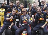 El piloto de Red Bull celebró en el podio y con su equipo la victoria. Suma ya 2: Imola (Italia) y ahora Mónaco.