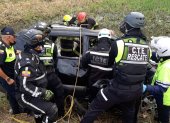 Agentes de la CTE auxilian a los pasajeros de un carro que se accidentó en la vía Durán - Yaguachi.