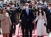 El saliente presidente de Ecuador, Lenin Moreno, acompañado de su familia, llega para la ceremonia de transmisión de mando a Guillermo Lasso hoy.