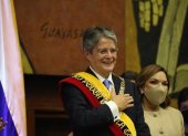 El presidente Guillermo Lasso saluda al público luego de la toma de posesión y la imposición de la banda presidencial.