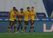 Michael Carcelén (i) es felicitado por Adonis Preciado tras marcar el primer gol ante Olmedo. Ambos, junto a Sergio López (17) y Gonzalo Mastriani (9) entraron como titulares en la reciente fecha de la LigaPro.