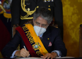 Guillermo Lasso firma los decretos de sus ministros.