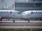 Fotografía de aviones de la aerolínea LATAM hoy, en el aeropuerto Internacional Arturo Merino Benítez de Santiago (Chile).