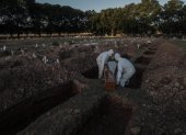 Los camposantos se agrandan cada vez más para dar cabida a tanta víctima de la enfermedad en Brasil.