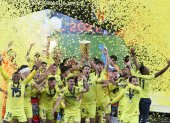 El lateral izquierdo ecuatoriano, Pervis Estupiñán (15) celebra con sus compañeros por el mayor logro en la historia del Villarreal de España: el título de la Europa League.