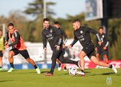 Lionel Messi (c) entrenando junto a sus compañeros en el combinado gaucho.