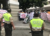 Referencial. A pesar de la pandemia, los pacientes renales y familiares han salido a las calles para protestar por el riesgo que corren por la deuda del Estado.