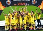 Pervis Estupíñán (15) festejan con sus compañeros del Villarreal el cetro de la Europa League.
