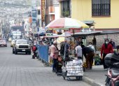 Desalojados del centro, los comerciantes han encontrado nuevos espacios, como la calle Julio Andrade. Dueños de negocios indican que impiden el paso.