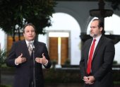 El ministro de Economía y Finanzas, Simón Cueva, y Mauricio Claver-Carone, en el Palacio de Carondelet (Quito).