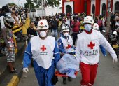 Elementos de la Cruz Roja, llevan a una de las víctimas hacia la morgue para las diligencias de ley. EFE/ Ernesto Guzmán Jr
