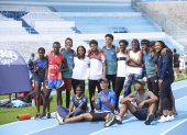 Atletas de distintas delegaciones aprovechan un receso en los entrenamientos para hacerse una foto grupal.