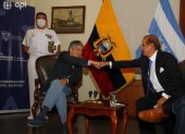 El presidente Lasso saluda con el gobernador del Guayas, Vicente Taiano.