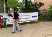 La cuencana Jackeline Peralta y su hijo acuden al Hospital Elmhurst, de Nueva York, para vacunarse, este viernes 28 de mayo,
