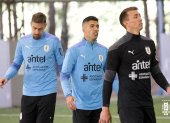 Luis Suárez (c) y Fernando Muslera (d), en la práctica de la selección uruguaya.