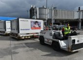Las dosis compradas y donadas por China llegaron en contenedores especiales para prevenir el daño de las vacunas.