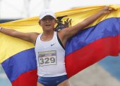 Glenda Morejón, marchista ecuatoriana,  muestra la bandera nacional tras lograr la medalla de oro.