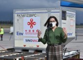 La ministra de Salud de Ecuador, en el recibimiento de vacunas anticovid que llegaron de China.
