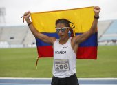 Andrés Chocho, marchista ecuatoriano, muestra la bandera luego de obtener el primer lugar en los 20.000 metros.
Guayaquil-Ecuador
Agencia (ag-expreso)