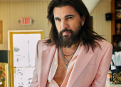 Juanes tiene 49 años.