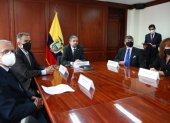 El canciller Montalvo, junto a sus colaboradores, recibieron la bienvenida de los diplomáticos por medios virtuales.