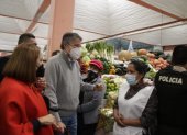 El presidente Guillermo Lasso visitó el mercado de Iñaquito, en el norte de Quito, y escuchó a los comerciantes.