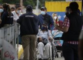 Personas cruzan el puente internacional Simón Bolívar desde Colombia hacia Venezuela.