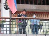Jorge Yunda saluda a sus simpatizantes desde el balcón del Municipio de Quito.