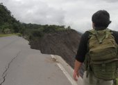 El socavón que se formó en la carretera se ha llevado parte de la Troncal Amazónica que conecta la Sierra con Amazonía. Ese tramo de vía prácticamente ha desaparecido.