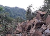 Gran cantidad de rocas se precipitó a la carretera hace pocos minutos