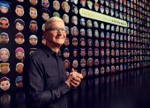 CEO de Apple, Tim Cook, saluda a millones de desarrolladores de todo el mundo en la Conferencia Mundial de Desarrolladores de Apple en Apple Park en Cupertino, California.