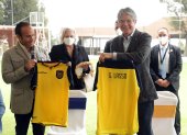 El presidente Lasso recibió su camiseta y compartió con los jugadores.
