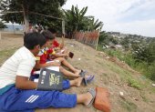 En Monte Sinaí, en el noroeste de la ciudad, muchos niños buscan lugares altos para tener señal de Internet y poder desarrollar las tareas.