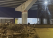 Captura del vídeo en el que un niño guayaquileño grita desesperadamente para que una pareja no lo abandone en la frontera de Estados Unidos con México.