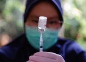 Un trabajador de la salud prepara una dosis de la vacuna COVID-19 AstraZeneca durante en un centro de vacunación del distrito en Yakarta, Indonesia.