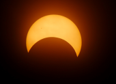 Un eclipse solar se produce cuando la Luna se sitúa entre el Sol y la Tierra, lo que bloquea la luz solar y proyecta la sombra lunar sobre la superficie terrestre.
