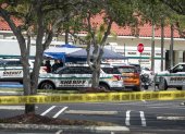 Royal Palm Beach (United States), 10/06/2021.- Palm Beach Police Officers are seen at the scene of a shooting at a Publix supermarket in Royal Palm Beach, Florida, USA, 10 June 2021. Detectives are investigating a shooting that left three people dead in Royal Palm Beach on Thursday morning, the Palm Beach County Sheriff"s Office said. (Estados Unidos) EFE/EPA/CRISTOBAL HERRERA-ULASHKEVICH Shooting in Royal Palm Beach, Florida