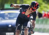 Richard Carapaz, del equipo Ineos, muestra su júbilo al llegar en primer lugar en la quinta etapa del Tour de Suiza.