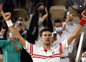 Novak Djokovic celebra luego de eliminar en París al español.
