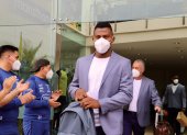 Pedro Ortiz (c), arquero de la Tricolor, y Gustavo Alfaro, entrenador de la selección ecuatoriana, antes de partir al aeropuerto.