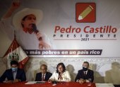 La candidata a la Vicepresidencia de Perú Dina Boluarte (2d), y  el asesor del equipo técnico de Perú Libre (PL), Aníbal Torres, hablaron sobre el tema. Stringer / EFE