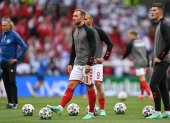 Christian Eriksen (10) se desplomó en pleno partido entre Dinamarca y Finlandia, por la primera fecha de la fase de grupos de la Eurocopa